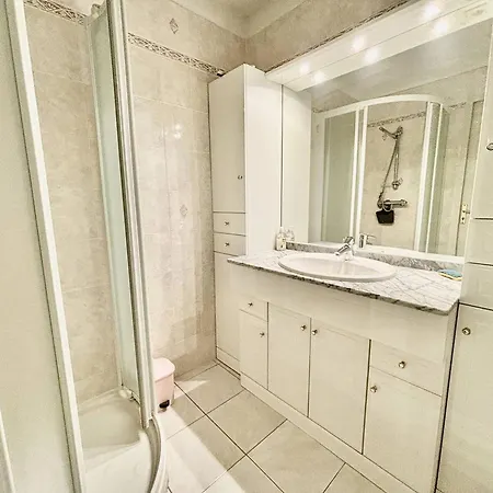 T2 Climatise Proche Avec Terrasse Et Garage - Fr-1-816-14 *