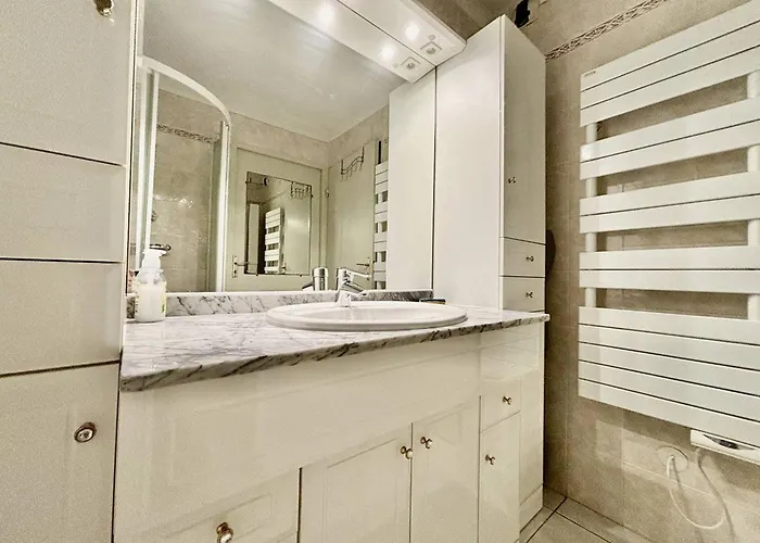 T2 Climatisé Proche Avec Terrasse Et Garage - Fr-1-816-14 Le Lavandou